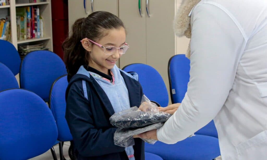 Imagem de destaque da notícia: Educação de Joinville entrega 74 mil kits de uniforme de inverno para estudantes da Rede Municipal de Ensino